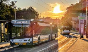 Autobus Solaris Urbino v zastávce U Lomu v Liberci. Foto: Jan Sůra /Zdopravy.cz