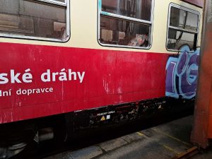Jednotka 560 poničená graffiti. Foto: České dráhy