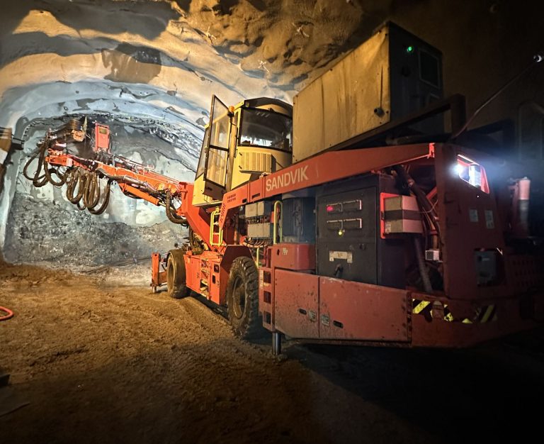 Ražba silničního tunelu na ostrově Sudurøy. Pramen: Metrostav