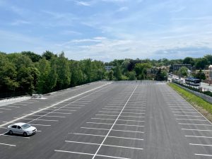 Pohled ze střechy nového parkovacího domu u ostravské zoologické zahrady. Foto: Zdopravy.cz / Vojtěch Očadlý