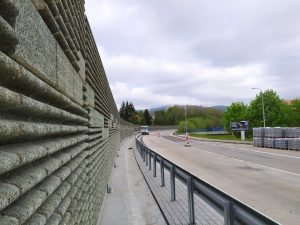 Nová protihluková zeď na I/39 v Kájově. Pramen: ŘSD