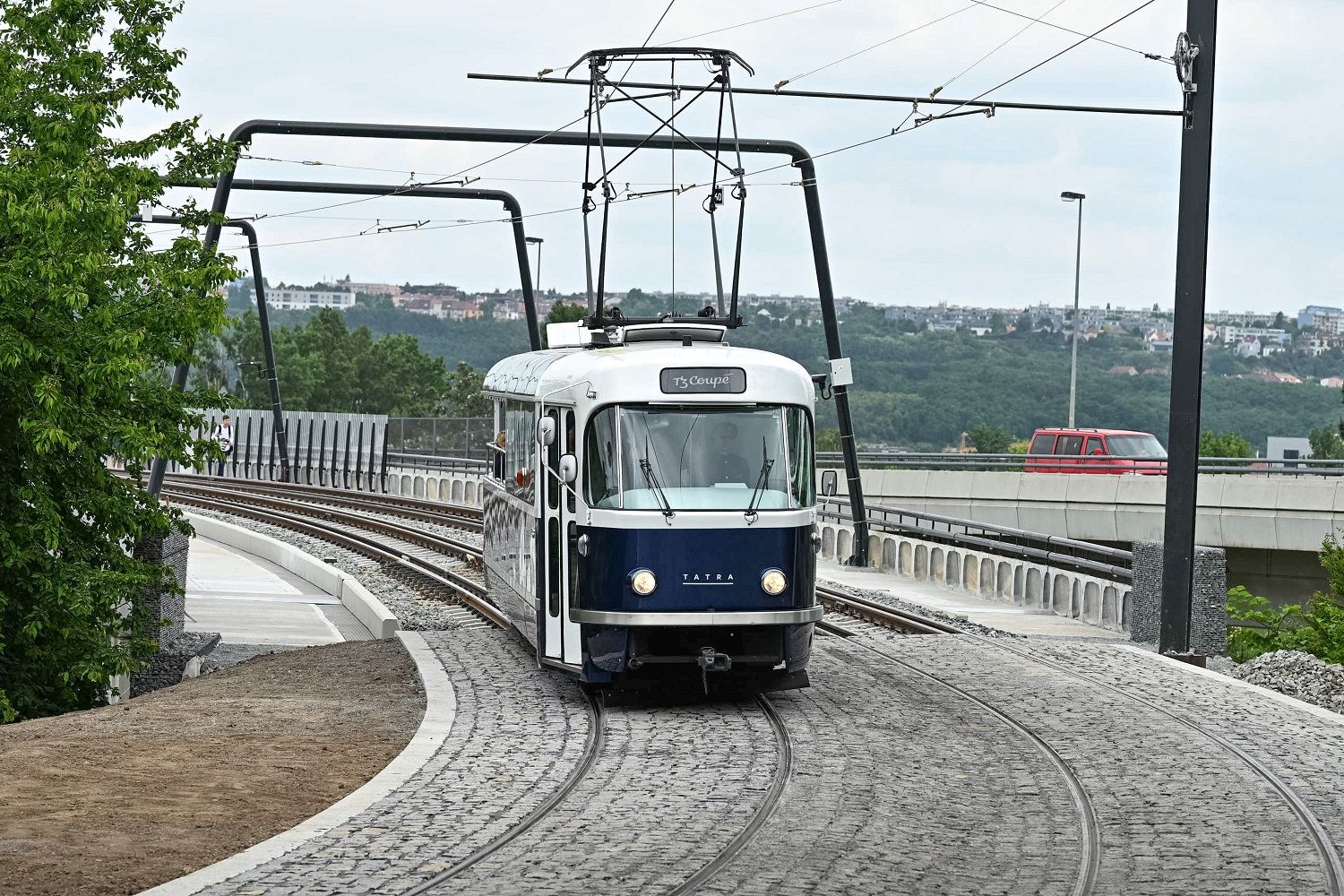 Tramvajová trať Ohrada - Krejcárek - Palmovka po rekonstrukci a tramvaj T3 Coupé. Pramen: DPP