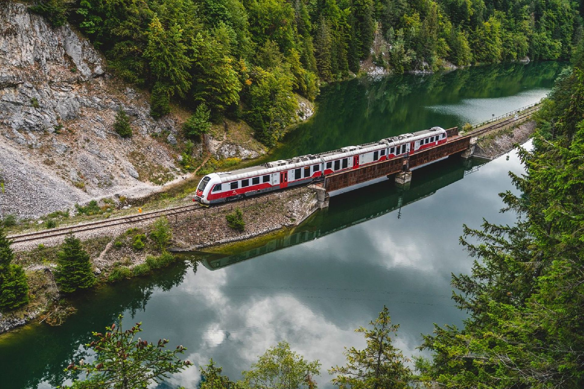 Na Slovensku začíná sezóna letních vlaků, vrátí se i spojení přes ...