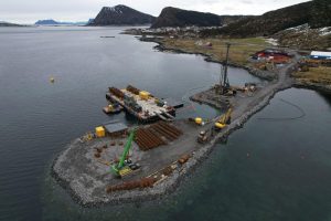 Stavba nového mostu mezi ostrovy mezi ostrovy Bergsøya a Nerlandsøya. Pramen: Metrostav Norge