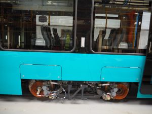 Podvozek tramvaje pro Frankfurt už je pokrytý drobnou korozí. Foto: Jan Nevyhoštěný, Zdopravy.cz
