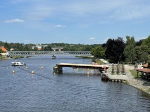 Provizorní most roste z pravého břehu. Autor: Zdopravy.cz/Jan Šindelář