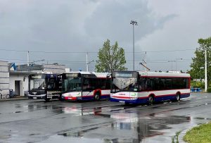 Autobusy DPMO v odstavném areálu ul. Jeremenkova, Olomouc. Zdroj: FB DPMO