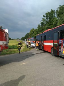 Nehoda vlaku a nákladního auta na přejezdu u Dobrotic. Foto: HZS Zlínského kraje