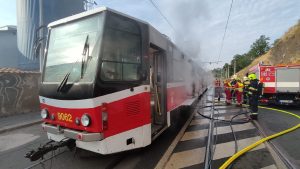 Požár tramvaje KT8D5.RN2P ev. číslo 9062. Foto: Hasičský záchranný sbor hl. m. Prahy
