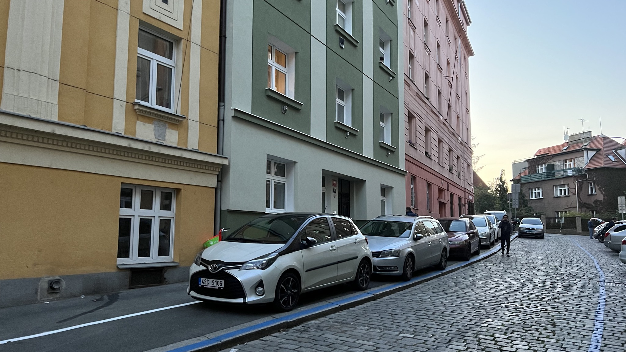 Parkování na chodníku v Horní ulici. Foto: Jiří Benedikt