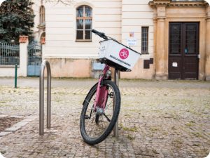 Sdílená kola dostávají v Praze vlastní parkovací stojany. Zdroj: Rekola