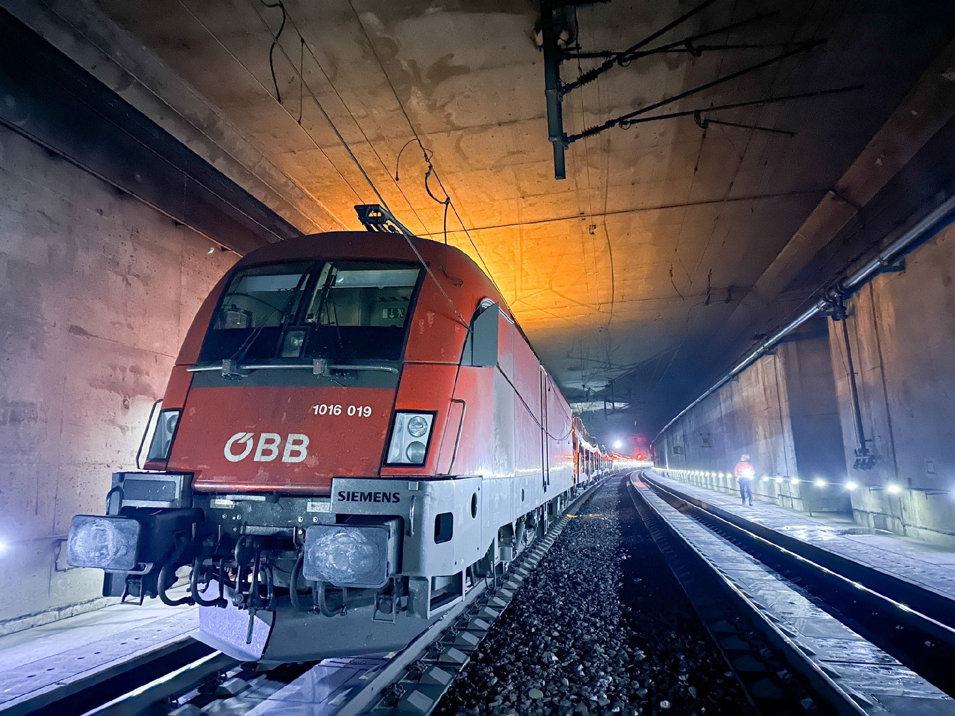 Souprava vlaku NightJet, která uvízla 8. června v tunelu Terfen kvůli požáru. Foto: Landes-Feuerwehrverband Tirol