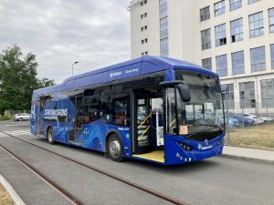 Převoz vodíkového autobusu H'CITY 12 do Prahy. Foto: Škoda Group