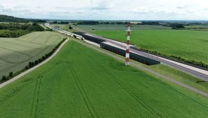 VRT Moravská Brána II: Pohled na křížení trati VRT přes dálnici D1 tzv. galeriovým mostem v oblasti mezi Bílovem a Studénkou (vpravo zástavba Studénky). Foto: RTNext
