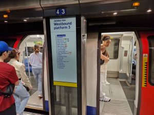 V některých stanicích londýnského metra jsou instalovány dveře na nástupištích. Foto: Jan Nevyhoštěný, Zdopravy.cz