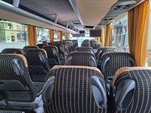 Interiér transferového autobusu