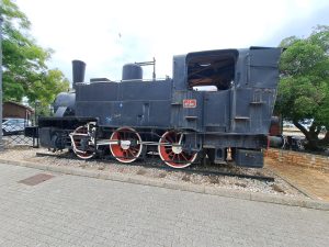 Pomník parní lokomotivy u nádraží Pula