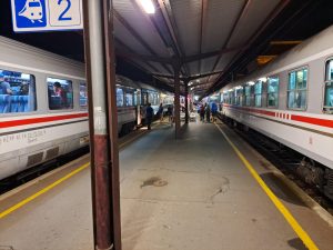 Přestup mezi zpožděným vlakem z Frankfurtu a zpožděným vlakem do Splitu