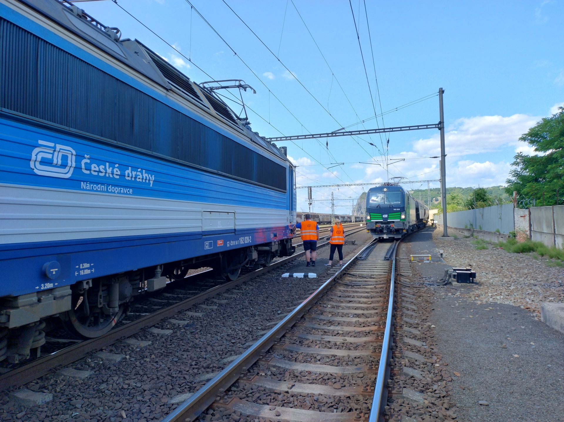 Od přejetí námezníku a boční srážky dělilo vlaky jen několik metrů (Ústí n/L, červenec 2023). Foto: Drážní inspekce