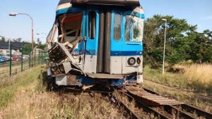Střet osobního vlaku Os 4505 s nákladním vozidlem v Božicích u Znojma. Foto: České dráhy