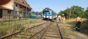 Střet osobního vlaku Os 4505 s nákladním vozidlem v Božicích u Znojma. Foto: České dráhy