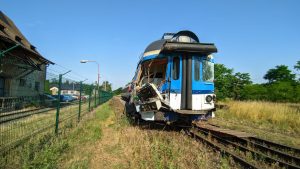 Střet osobního vlaku Os 4505 s bagrem v Božicích u Znojma. Foto: Drážní inspekce