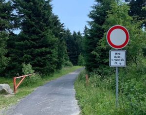 Značka zakazují vjezd cyklistům na cyklotrasu. Foto: Marek Lutonský