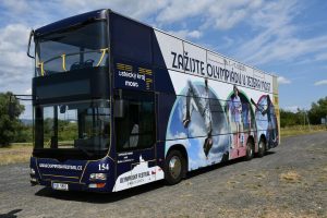 Dvoupodlažní autobus MAN s polepem na olympijský festival. Foto: ČOV