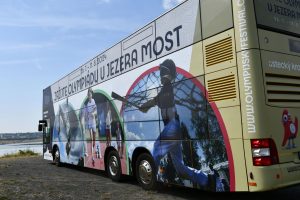 Dvoupodlažní autobus MAN s polepem na olympijský festival. Foto: ČOV