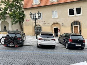 Kontroverzní příčné parkování v Nerudově ulici. Foto: Peskymestem.cz