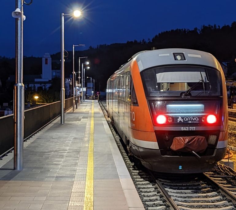 Jednotka Siemens Desiro společnosti Arriva vlaky u nového nástupiště v Semilech. Foto: Město Semily