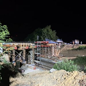 Noční výsun mostu ve Strančicích. Foto: Krajská správa a údržba silnic Středočeského kraje
