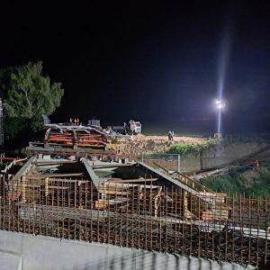 Noční výsun mostu ve Strančicích. Foto: Krajská správa a údržba silnic Středočeského kraje
