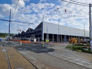 Výstavba nových hal vozovny Hloubětín je v srpnu 2023 zhruba v polovině. Foto: Zdopravy.cz, Jan Nevyhoštěný