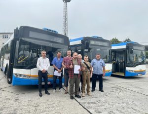 Odjezd darovaných autobusů z Ostravy na Ukrajinu. Zdroj: DPO