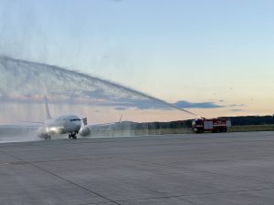 Boeing společnosti Smartwings vítala tradiční vodní brána, stříkalo se ale jen z jedné strany. Autor: Zdopravy.cz/Jan Šindelář