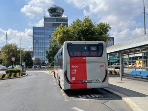 Letiště Praha, řídící věž a Airport Express. Autor: Zdopravy.cz/Jan Šindelář