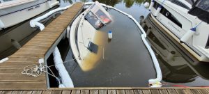 Potopená rekreační loď v přístavu Hluboká nad Vltavou (srpen 2023). Pramen: HZS Jihočeského kraje