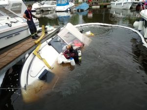 Potopená rekreační loď v přístavu Hluboká nad Vltavou (srpen 2023). Pramen: HZS Jihočeského kraje