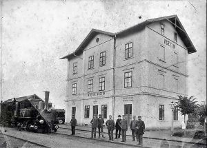Historický snímek nádražní budovy Vsetín. Pramen: Správa železnic
