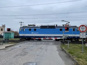 Železniční přejezd u Poděbrad na trati Kolín - Nymburk. Foto: Jan Sůra / Zdopravy.cz
