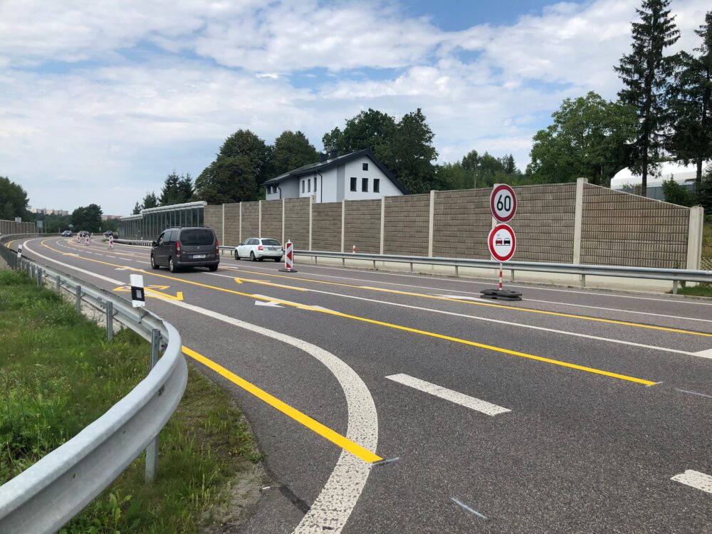 Protihluková stěna na silnic mezi Libercem a Jabloncem nad Nisou. Foto: ŘSD