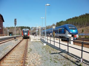 Jednotka Siemens Desiro (DB Regio) a RegioShark na nádraží v Johanngeorgenstadtu. Foto: Aagnverglaser / Wikimedia Commons
