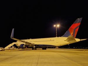 Boeing 767 společnosti Delta po opravě motoru před odletem z Prahy. Foto: Zdopravy.cz