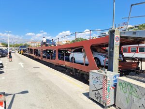 Vozy připravené na vykládku aut ve Splitu. Foto: Aleš Petrovský