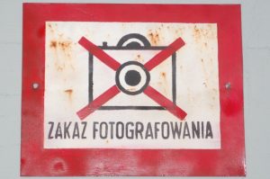 Polská značka zakazující fotografování z dřívějších dob. Foto: Wistula / Wikimedia Commons