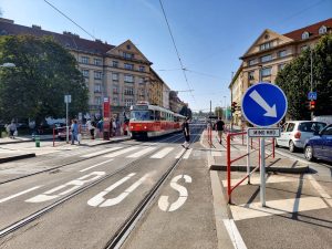 Mezi pražským Vítězným náměstím a Prašným mostem vznikl nový autobusový pruh a sdílená zastávka. Foto: Praha 6