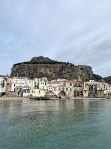 Cefalu s místní skalní dominantou Rocca