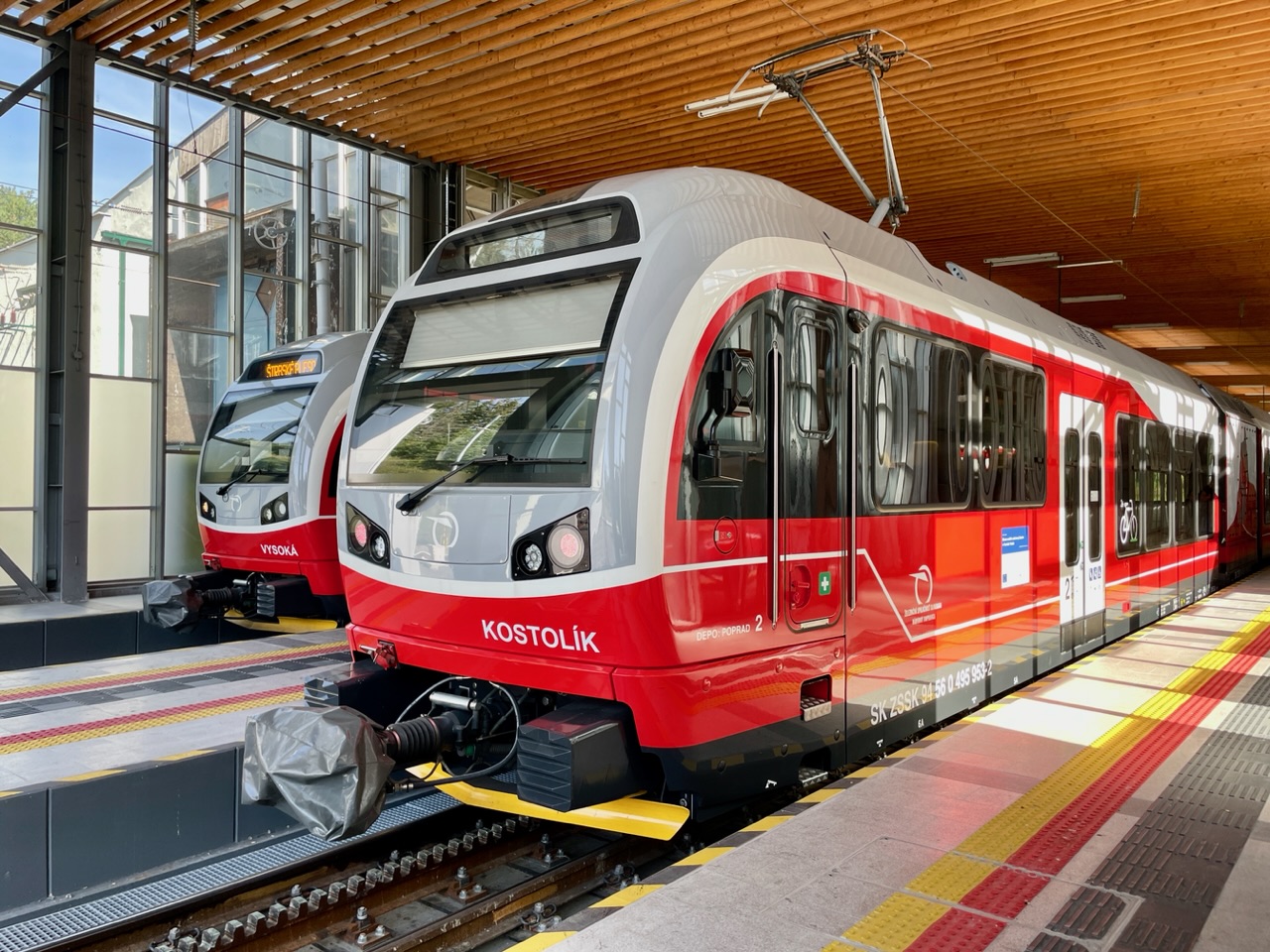 Jednotky od Stadleru v barvách ZSSK pro provoz na Tatranských elektrických železnicích. Foto: Zdopravy.cz / Vojtěch Očadlý