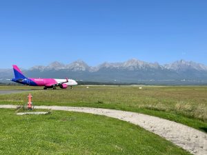 Airbus A321neo letecké společnosti Wizz Air pojíždějící k ranveji letiště Poprad. Foto: Zdopravy.cz / Vojtěch Očadlý